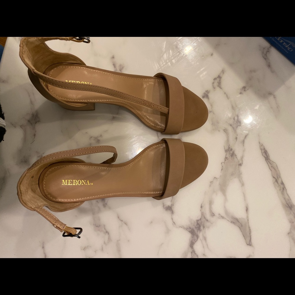 Natural target sandals